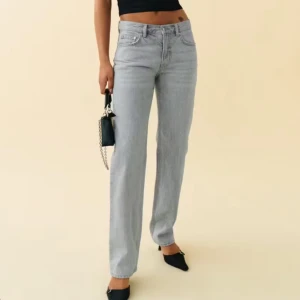 Svin snygga grå raka jeans från Gina tricot som jag tyvärr växt ur! - Snygga ljusgrå jeans från Gina med raka ben och låg midja!