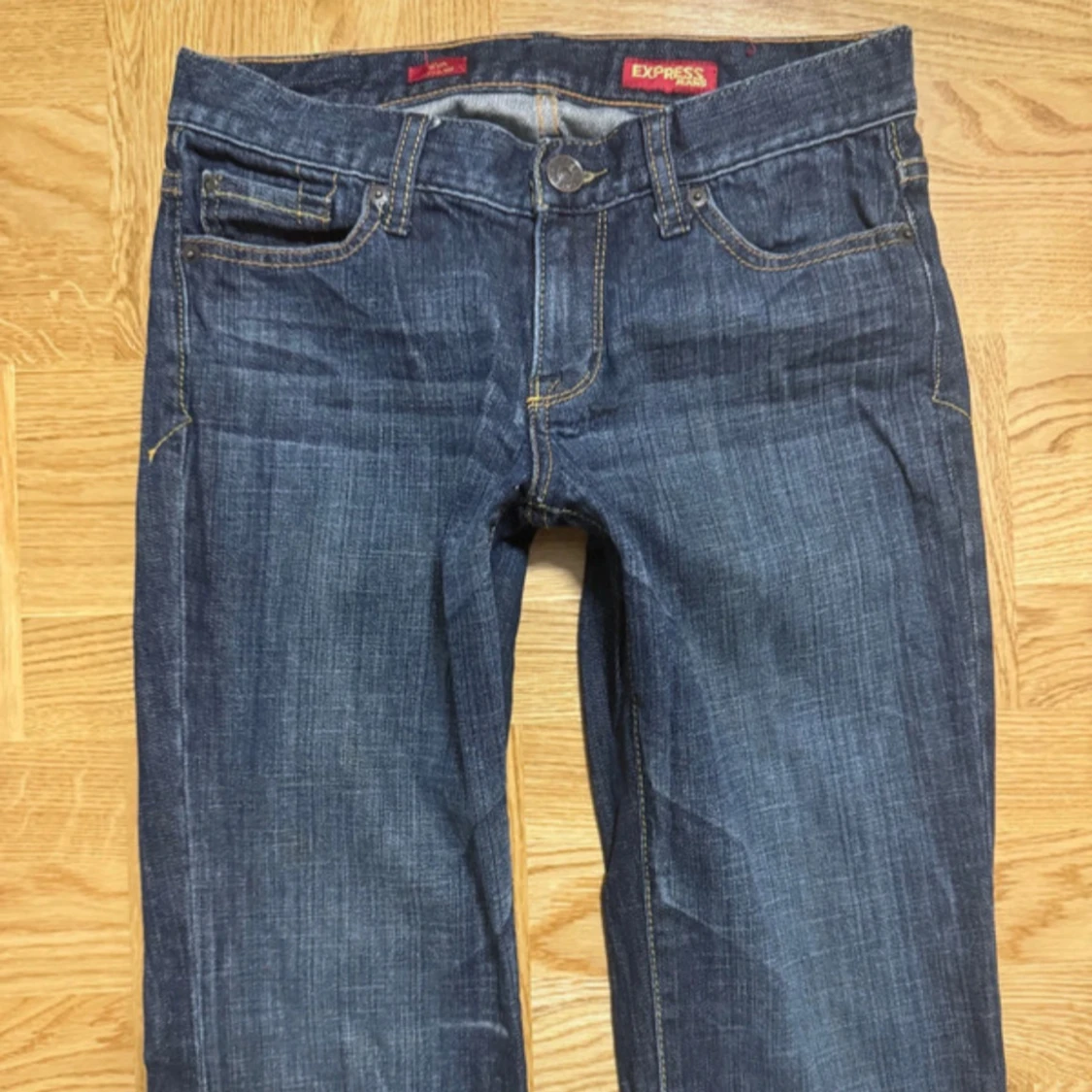 Mörkblå bootcut jeans från Express