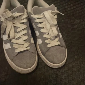 Adidas campus 00 - Gräa adidas campus 00s i fint skick. Priset går att diskutera!🩷