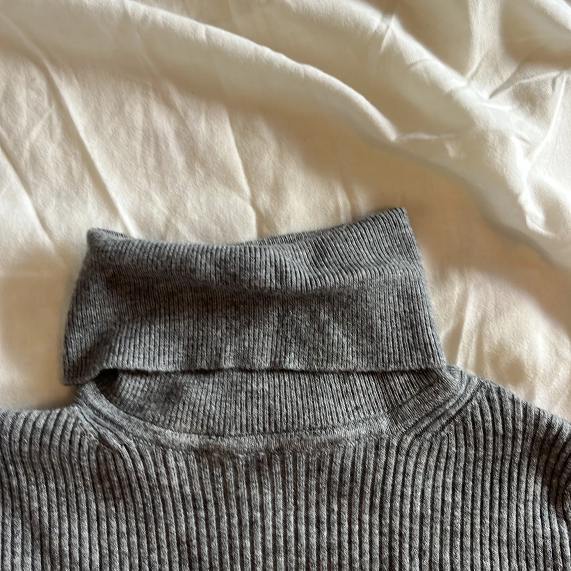 Grå ribbad polotröja - 1