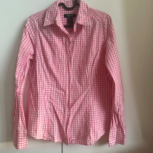 Skjorta - Rutig skjorta, informationen har försvunnit i tvätten. Men är rätt säker på att det är M, oversize på mig som har S