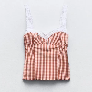 Rutig korsett-topp med vita detaljer - Superfin korsett-topp med röd och vit rutig design, vita axelband från Zara!! Öppen för prisförslag!!