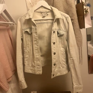 Ljusblå jeansjacka💓 - Snygg ljusblå (nästan vit) jeansjacka från H&M med silvriga knappar. Perfekt för sommarn och skolstarten ❤️❤️ Passar bra till Stockholmsstil då jeansjackor är inne igen!! 