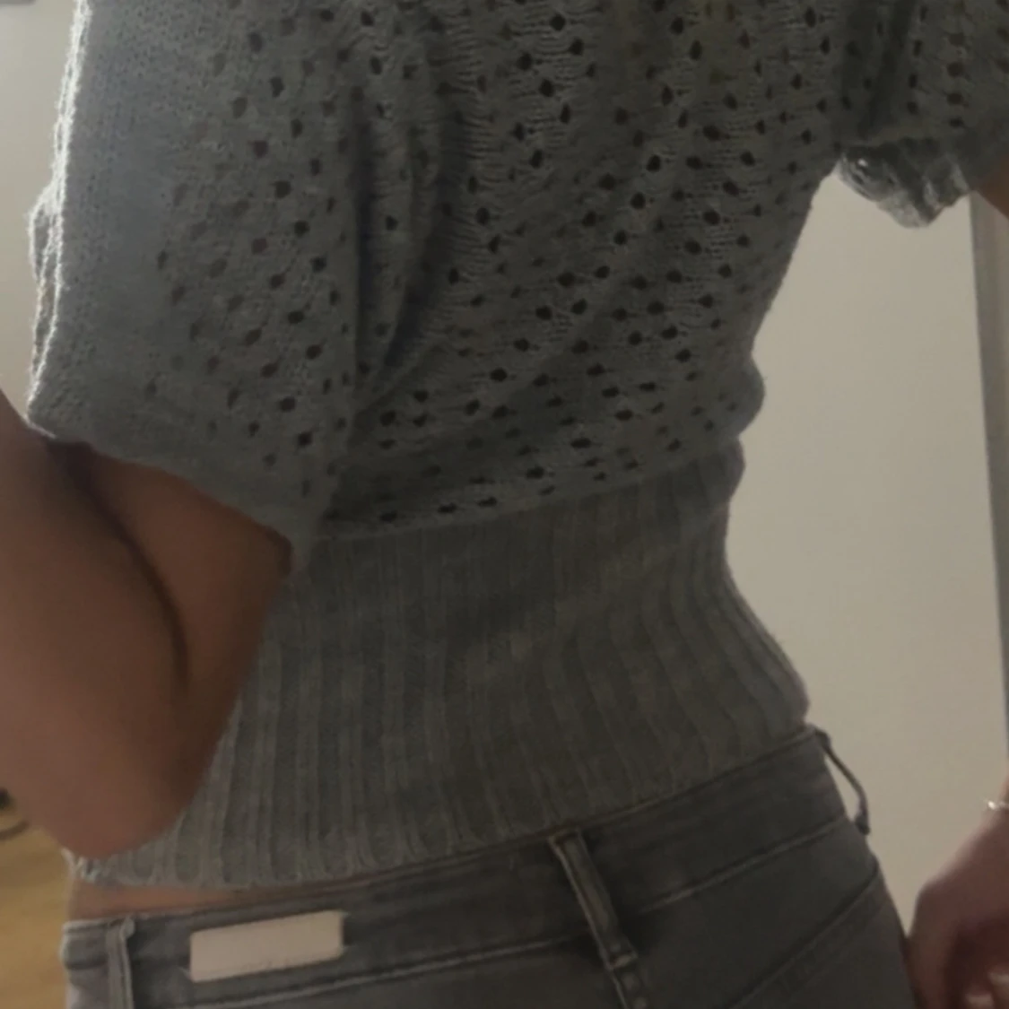 Grå stickad croppad tröja - 2