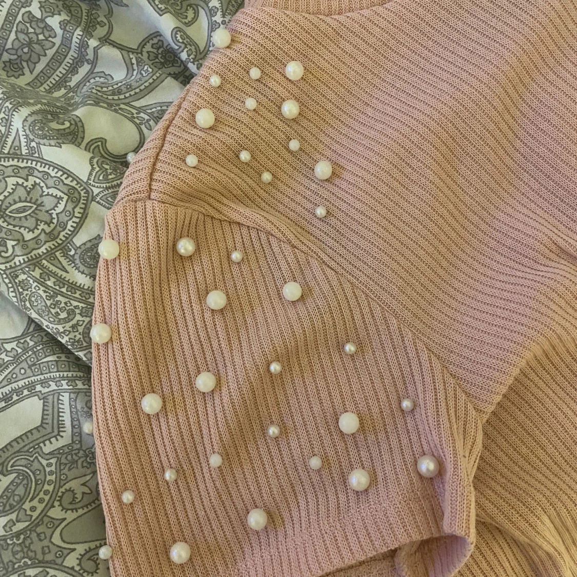 Rosa ribbad topp med pärlor H&M  - 1