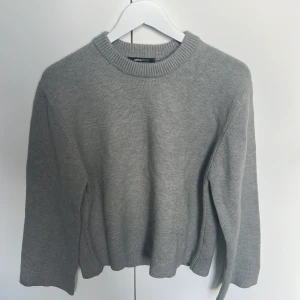 Grå stickad tröja från Gina Tricot - En enkel och stilren grå stickad tröja från Gina Tricot. Tröjan har rund halsringning, långa ärmar och ribbade muddar vid hals, ärmslut och nederkant. Perfekt att slänga på sig när det är kyligt ute. Priset går att diskutera💓