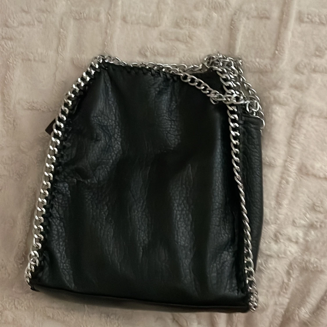 Svart axelväska med kedjedetaljer - 1