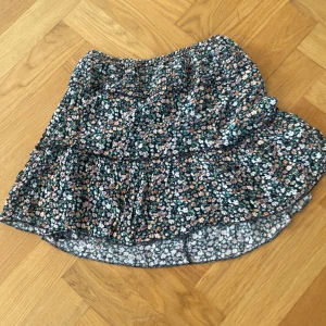 Blommig kortkjol från Pull&Bear - Supersöt kortkjol från Pull&Bear med blommigt mönster . 