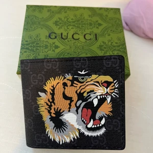 Svart tiger plånbok  - Säljer ens svart tiger brunn plånbok. 