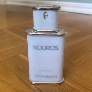 Yves Saint Laurent Kouros EdT 50ml - Kouros Eau de Toilette från Yves Saint Laurent i en stilren vit flaska med silverdetaljer. Flaskan rymmer 50 ml och har en modern, maskulin design. Perfekt för dig som gillar klassiska och ikoniska dofter med lyxig känsla. (Är nästan full)