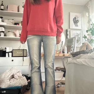 Bootcut ljusblå jeans med rå kant - Så snygga men skulle klippa av den högsta delen så att de skulle bli lägre men då åkte drag grejen från kedjan av så det går inte att stänga. Går npg att sätta i nån knapp eller nått men inget jag orkar göra. Därav priset.
