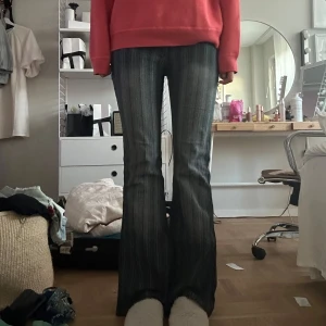 Randiga jeans - Så himla coola randiga jeans!!! Älskar dessa men rensar garderoben just nu… Tyvärr har knappen ramlat av men det är ganska lätt att bara sy på en ny❤️