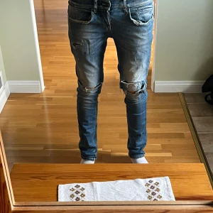 Dondup George 30 - Säljer dessa dondup jeans i storlek 30, modell George passar slim. Skriv om minsta fundering!