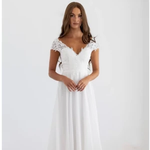 Bröllopsklänning AbbyWaits - Superfin och bekväm bröllopsklänning från märket Abbywaits modellen "Giovanna". Storlek 36. Endast använd under en eftermiddag.  Inköpt på bröllopsfabriken i Jönköping för 14 000. Klänningen säljes i professionellt tvättat skick. Längden är justerad i fram efter min längd (172 cm). Jag hade ej klack, så är man lite kortare och vill ha klack funkar även det. Långt och vackert släp.   Utgår från priset 10 000 men kan diskuteras vid snabbt intresse. :) Finns på Gräshagen i Jönköping om man vill kom