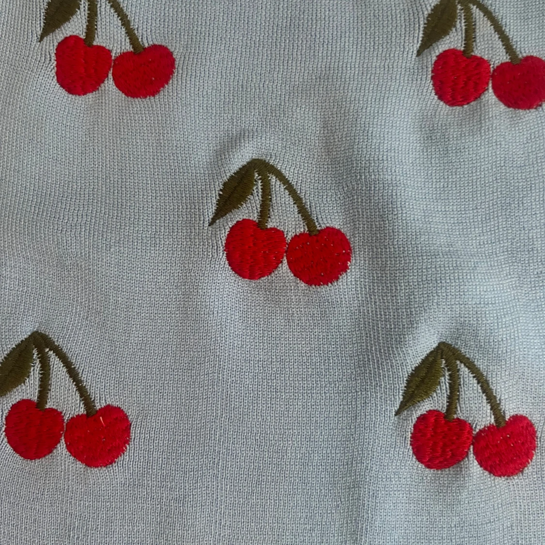 Ljusblå stickad linnetopp med körsbär - 2