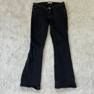Svarta bootcut jeans med fickdetaljer - Väldigt fina lågmidjade svarta boothcut jeans. Säljs då de inte kommer till användning så mycket. Inga använda så ofta. Storlek 38