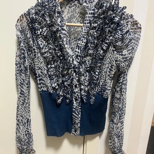 Blus - Säljer min grå blåa blus från Zara den är väldigt gammal men ser fortfarande bra ut💓