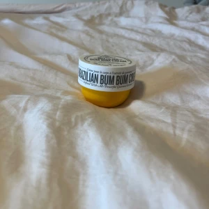 Sol de Janeiro Brazilian Bum Bum Cream!💛 - Perfekt för dig som vill ha en mjuk och glowig hud med en hint av sommar! Helt oanvänd pga att jag har allergi. 💛