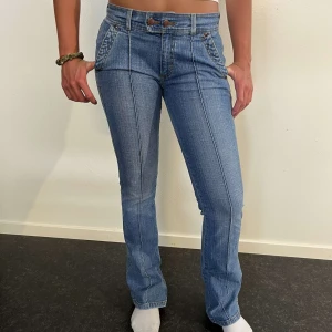 Lågmidjade bootcut jeans - Lågmidjade jeans utan fickor. Innerbenslängd: 82cm, midja: 38cm💙 personen på bilden är ca 164cm