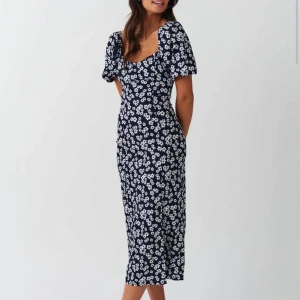 Blommig marinblå långklänning - Lång marinblå klänning med slits. Använd ett fåtal gånger, i mycket bra skick 💙💫