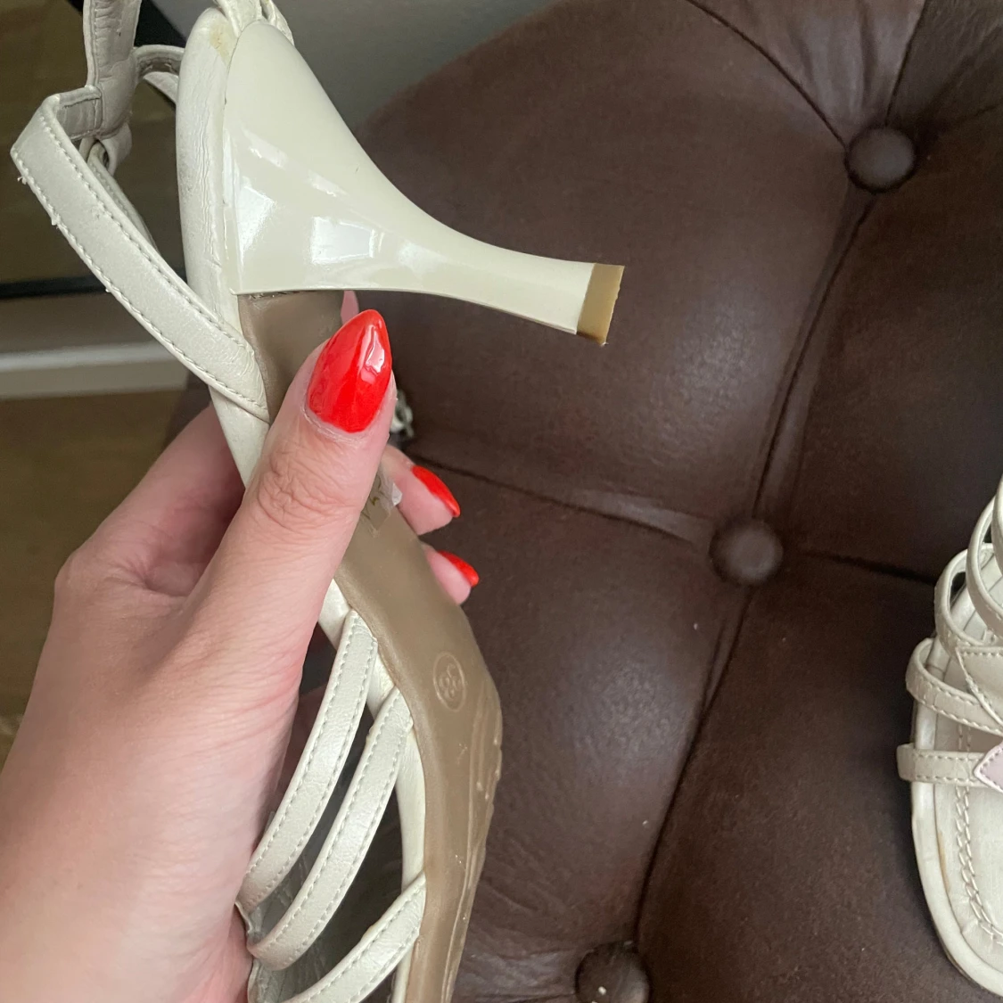 Beige sandaler med klack och blomdetalj - 4