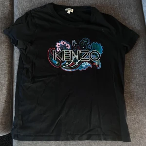 Svart Kenzo t-shirt med tryck - Svart t-shirt från Kenzo med färgglatt tryck i storlek S!