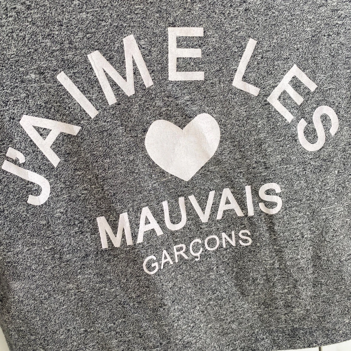 Grå croppad topp med tryck - 1