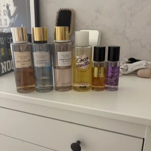 6-pack Victoria's Secret & Pink parfymer - Säljer sex olika body mists från Victoria's Secret och Pink: Bare Vanilla Crystal, Jasmine Rainfall, Pomegranate & Lotus, Coco Vanilla, Coconut Passion och Love Spell. Flaskorna är i klara färger som guld, blå, rosa, gul och lila. Alla är i plast med svarta eller guldiga lock.