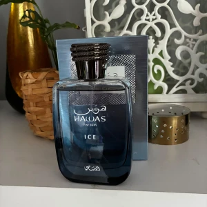 Hawas Ice For Him parfym 100ml - Fräsch parfym för honom, Hawas Ice, i en stilren blå glasflaska med silverfärgad spray och detaljerad kork. Flaskan rymmer 100 ml och kommer med originalförpackning i matchande blått. Fast pris. 