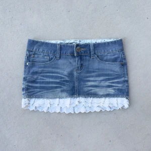 y2k cottagecore lågmidjad jeanskjol med spets  - så söt lågmidjad kort jeanskjol med spetsvolang, perfekt för sommar 🦋