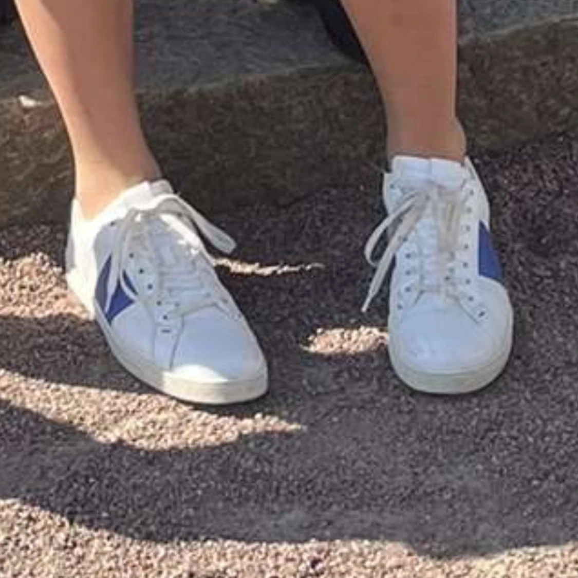 Vita sneakers med blå detalj
