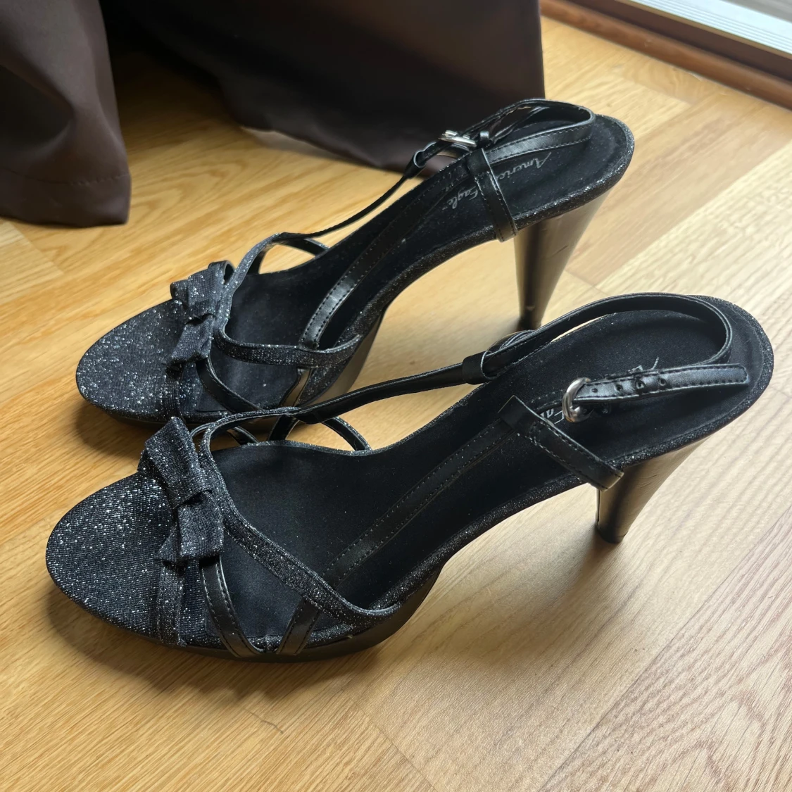 Glittriga svarta sandaler med klack - 1