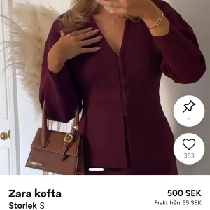 Vinröd  kofta med v-ringning från Zara - Snygg  vinröd kofta från Zara i storlek S med v-ringad hals och spännen framtill! Använd en gång då den inte kommer till användning! Skiit snygg🥰