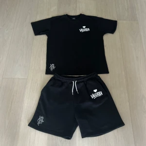 Valerra summer set - sommarset från Valerra, bestående av matchande T-shirt och shorts. Setet har en minimalistisk design med en broderad logga på bröstet och en större tryckt logga som ger en modern touch.  Materialet är av premiumkvalitet – huvudsakligen bomull – vilket gör det både bekvämt och perfekt för varma dagar. Det här setet är en del av en exklusiv drop och kommer med största sannolikhet inte att släppas igen i år.  Perfekt för dig som gillar stilrena, street-inspirerade plagg med hög kvalitet