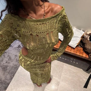 Jaded London Moss green metallic umbra maxi dress - Nypris låg på 1200 kr, plus frakt kostnad på ca 200 kr, totalt ca 1400 kr. Klänning är knappt använd, SUPERSNYGG klänning från jaded london!! Långklänning med öppen rygg och cut-outs i sidorna. Den gröna färgen är så snygg. Klänningen har lång ärm, offshoulder-ringning och ett genomgående hålmönster som ger en cool och edgy vibe. Säljer då jag har en liknande grön klänning❤️