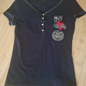 Svart t-shirt med tryck  - Svart t-shirt från Vero Moda i Stl 155/76A