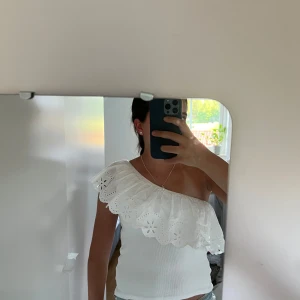 Offshoulder topp med volang från Zara  - Säljer denna populära utsålda topp från Zara då den tyvär inte kommer till användning💞🥰 Den är storlek 158-162 men skulle säga att den passar XS och S😇Använd fåtals ggr❤️
