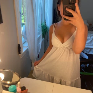 Vit kort sommarklänning med volang - Supersöt vit kort klänning med smala axelband och v-ringning. Perfekt till sommaren ❤️❤️