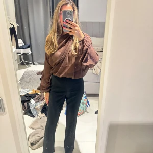 Kostymbyxor - Högmidjade kostymbyxor från na-kd 😘 prislapp kvar helt oanvänd💗💗