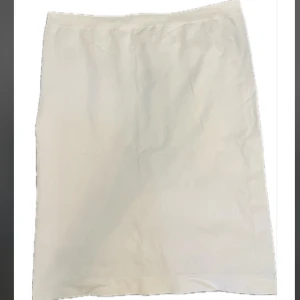 Vit rak kjol från Soyaconcept - Enkel och stilren vit kjol från Soyaconcept med rak passform. 