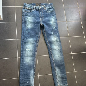 Blå skinny jeans Supply & Demand. - Snygga blå skinny jeans från Supply & Demand Jag har bara provat dom på.Jeansen har klassisk femficksdesign, dragkedjegylf och coolt tvättad look.Priset kan diskuteras vid snabb affär