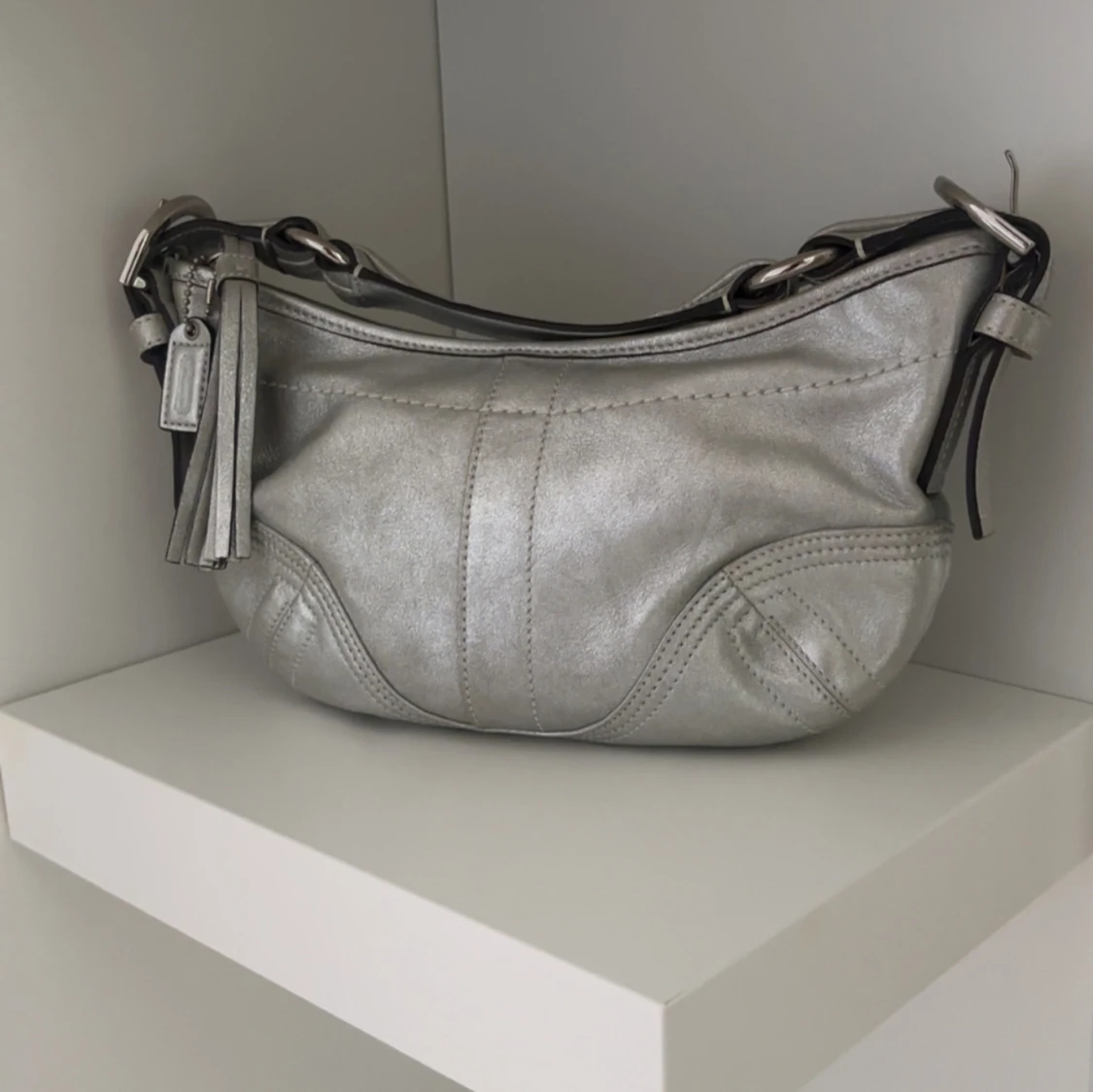 Coach silver axelväska i skinn