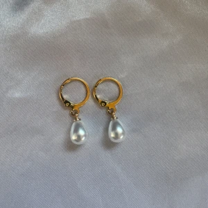 Pärlörhängen Guld  - Postar oftast samma dag, nästa dag med instabox men kan ta längre tid med PostNord ❣️