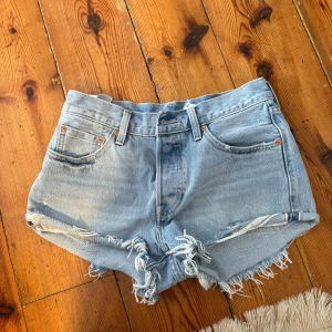 Levis jeansshorts 501 - Köpta på secondhand, aldrig använda av mig då det är för små men ser ut att vara i bra skick, en liten fläck bak vid ena fickan(se sista bild)