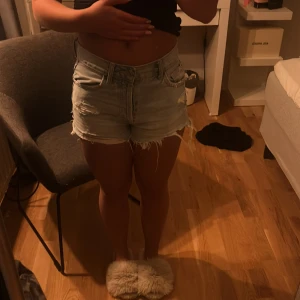 Ljusa jeansshorts från Zara - Säljer ett par ljusblå, midwaist jeansshorts från Zara i storlek 32 då dem är för små för mig och kommer inte till användning💓 går att diskutera priset