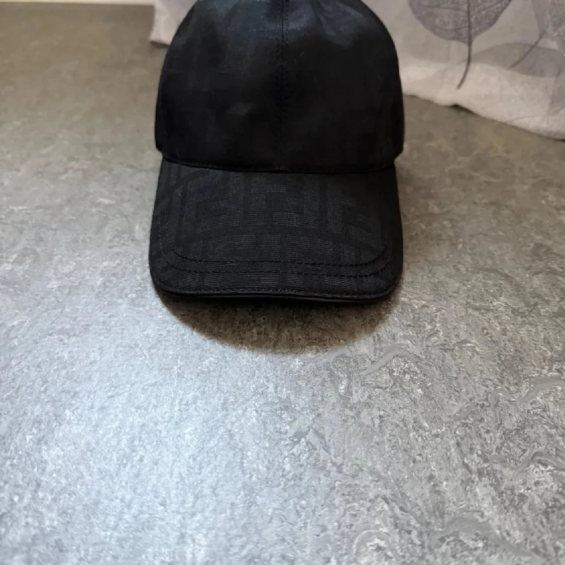 Svart keps med diskret mönster - 1