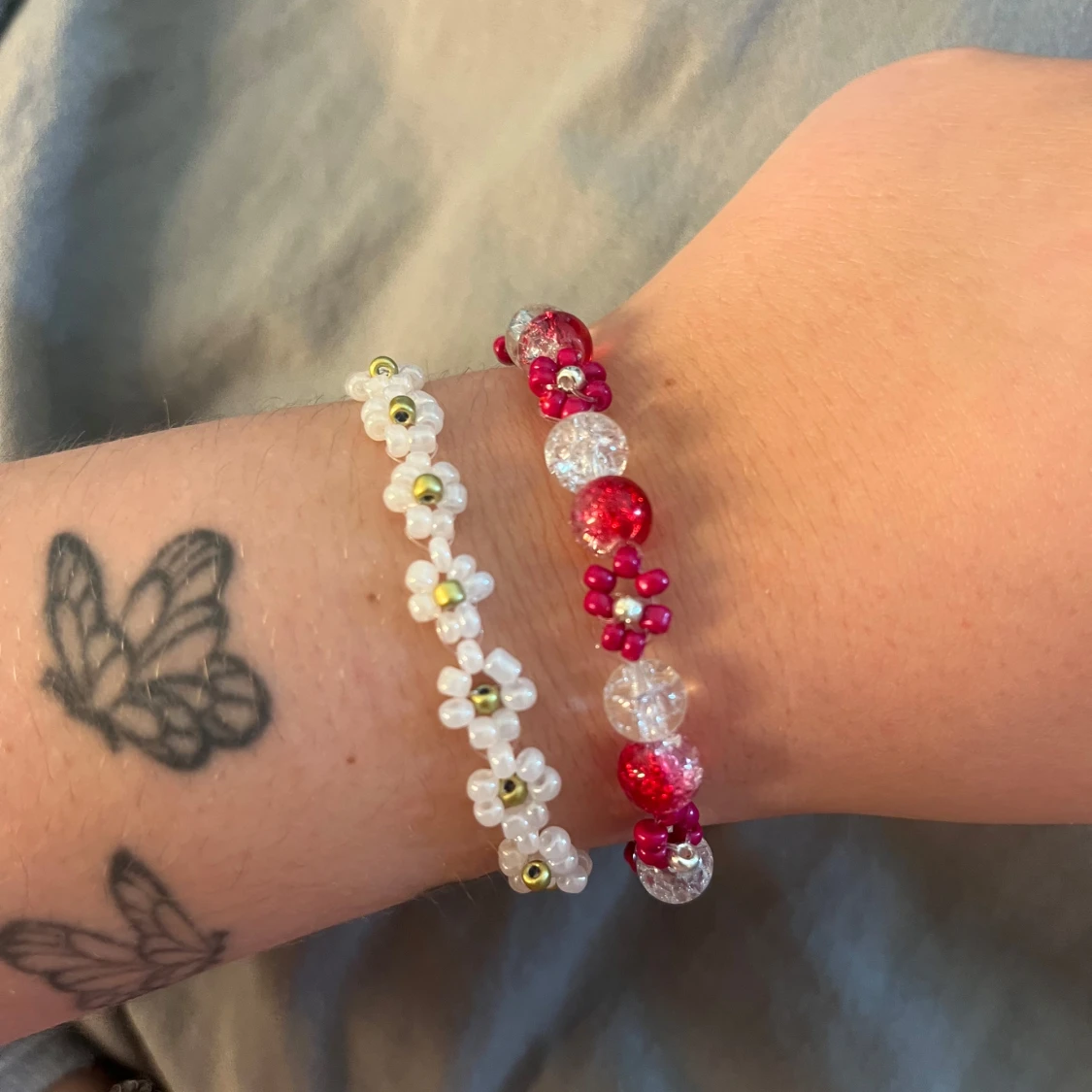 Rosa och vita pärlarmband med blommor - 1