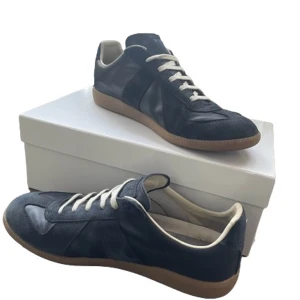 Maison Margiela GATS - Ett riktigt schysst par Masion Margiella GATS i färgen mörk blå(navy blue) Dom är riktigt bra skick och passar till massor av olika stilar. Perfekt för sommaren 🤩