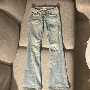 True religion  - Fina true religion som blivit för små! De har en låg midja och utsvängda ben , även lite slitningar på benen. Midjemått: 35 cm raköver midjan. Innerben: 78 cm. 