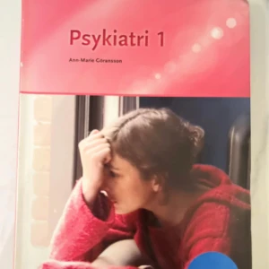Psykiatri 1 - En modern kursbok om psykiatri med tydlig layout och engagerande omslag. Perfekt för dig som studerar vård, omsorg eller är intresserad av psykisk hälsa. Passar unga vuxna som vill förstå mer om människans inre värld.